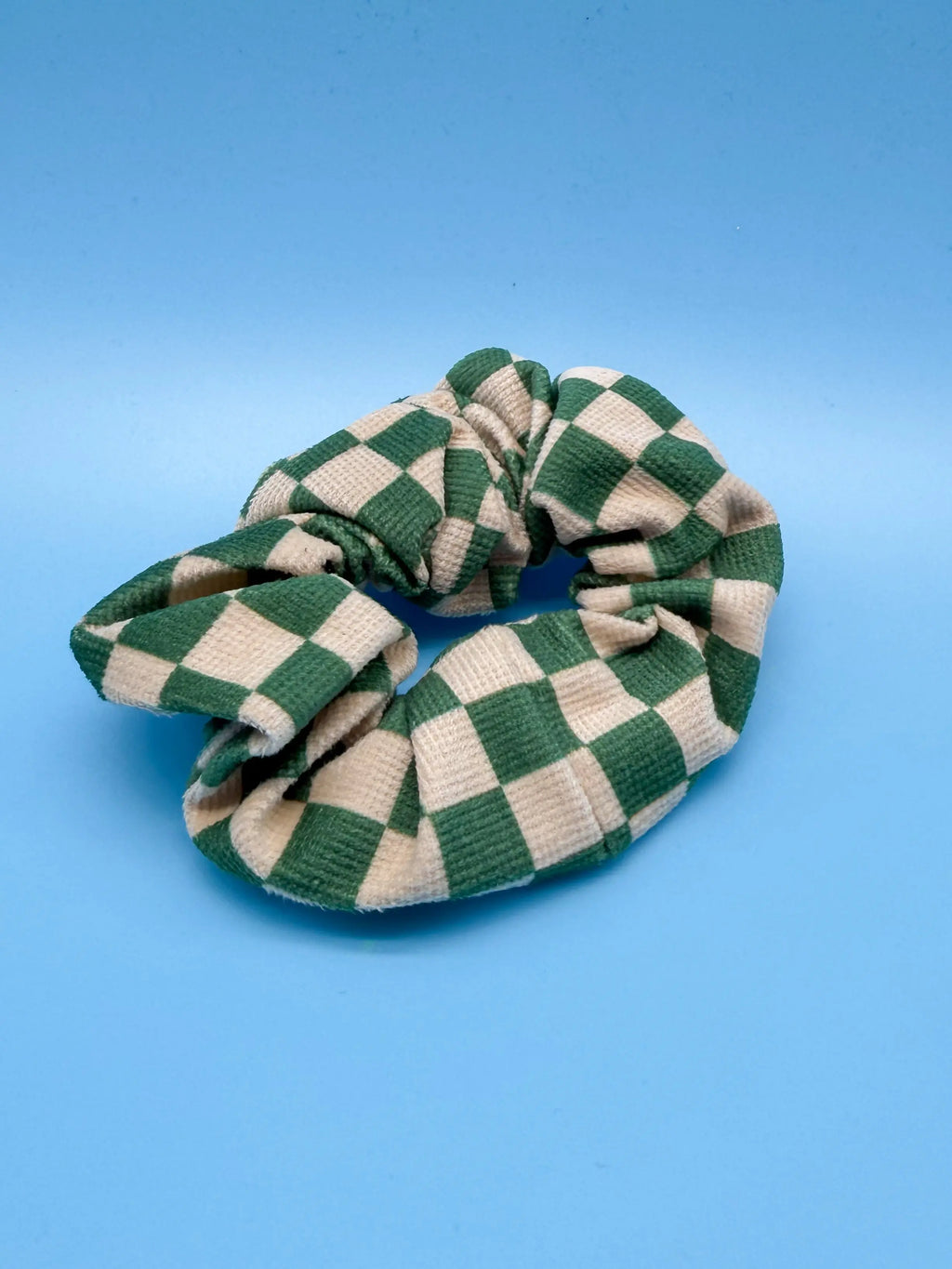 Kariertes Scrunchie Grün - Frischer Haargummi im Karo-Muster Mein Shop