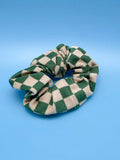 Kariertes Scrunchie Grün - Frischer Haargummi im Karo-Muster Mein Shop