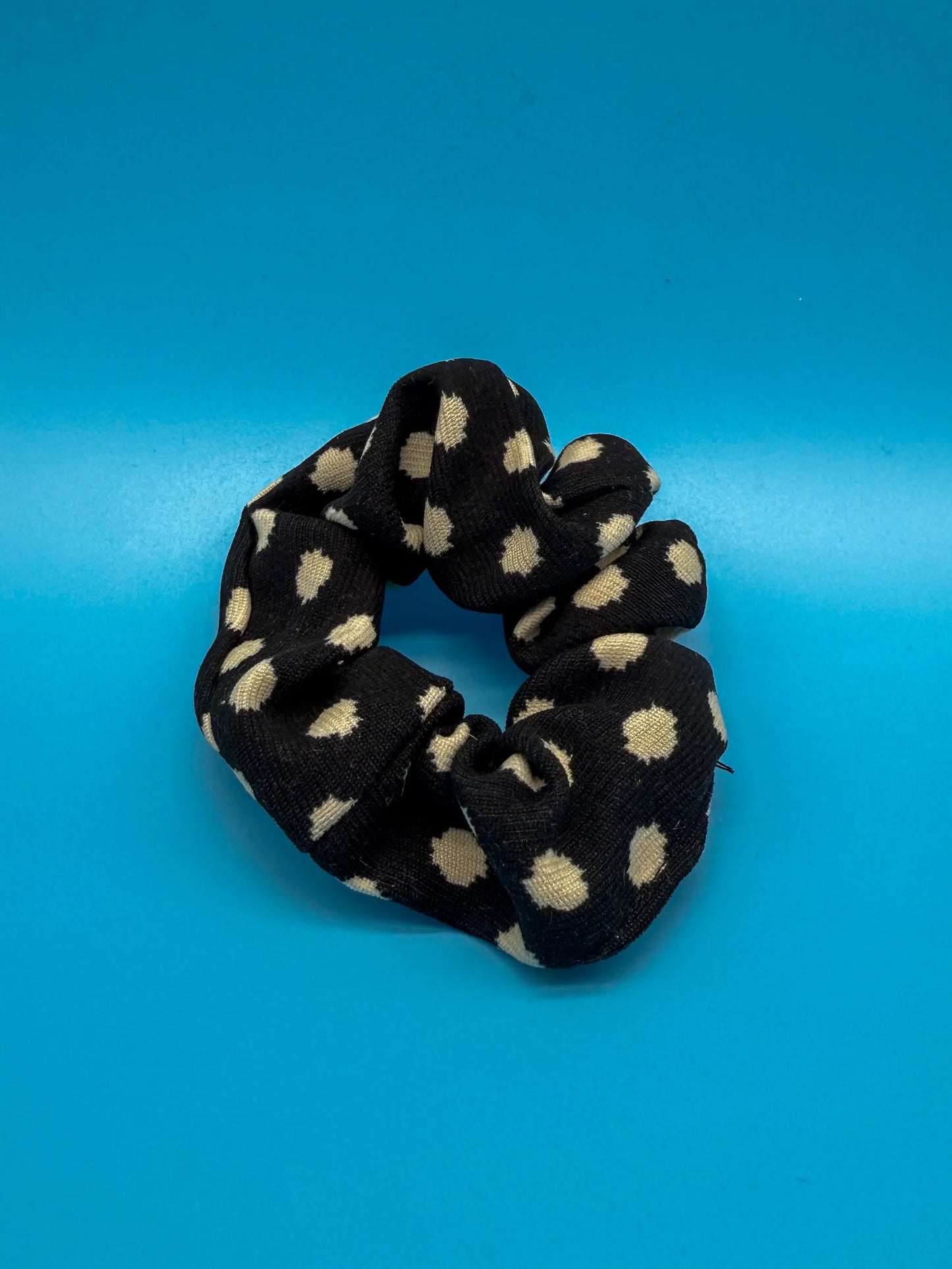 Gepunktetes Scrunchie Schwarz mit weißen Punkten - Eleganter Polka Dot Haargummi Mein Shop