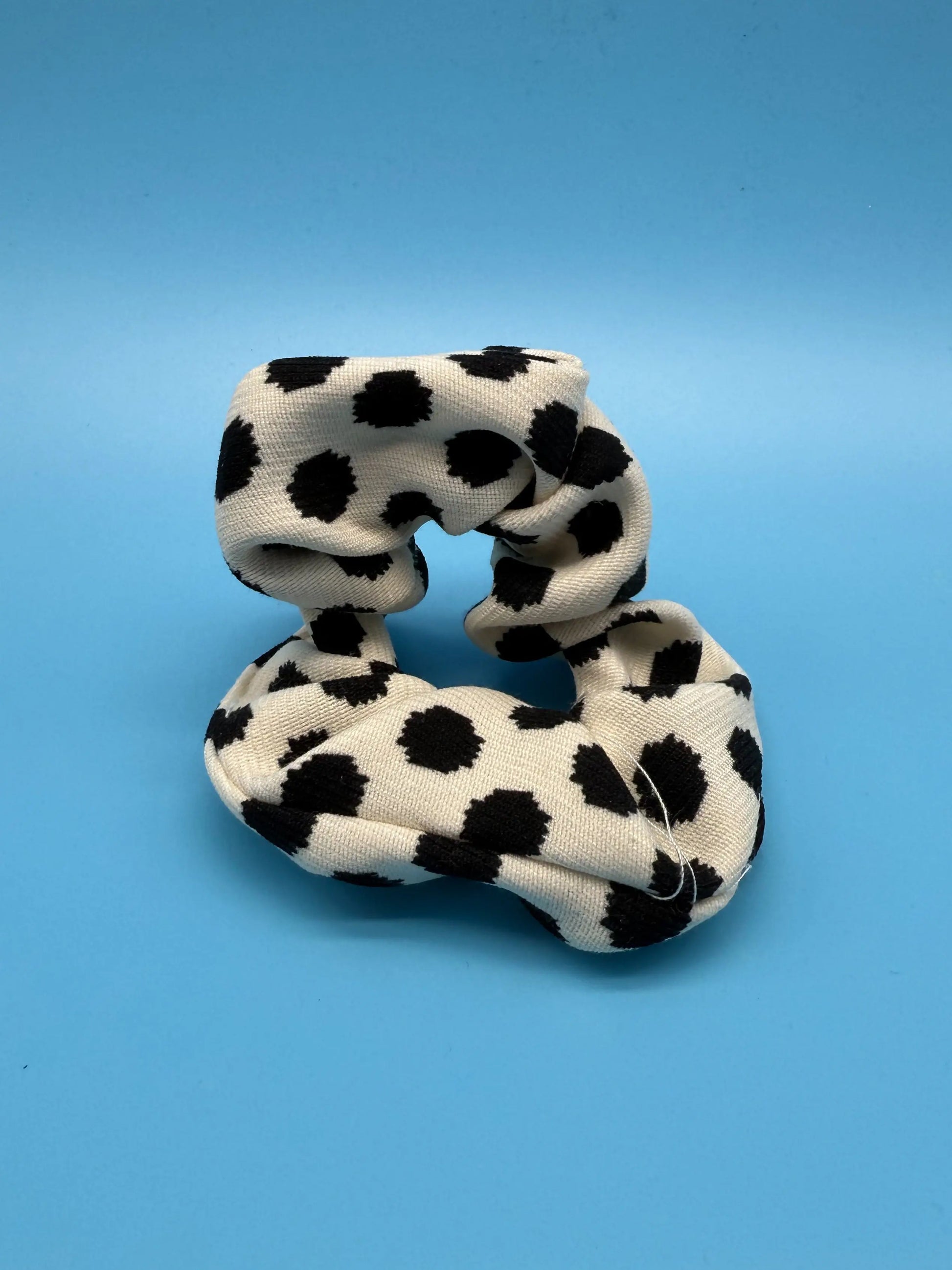 Gepunktetes Scrunchie Weiß mit schwarzen Punkten - Klassischer Polka Dot Haargummi Mein Shop