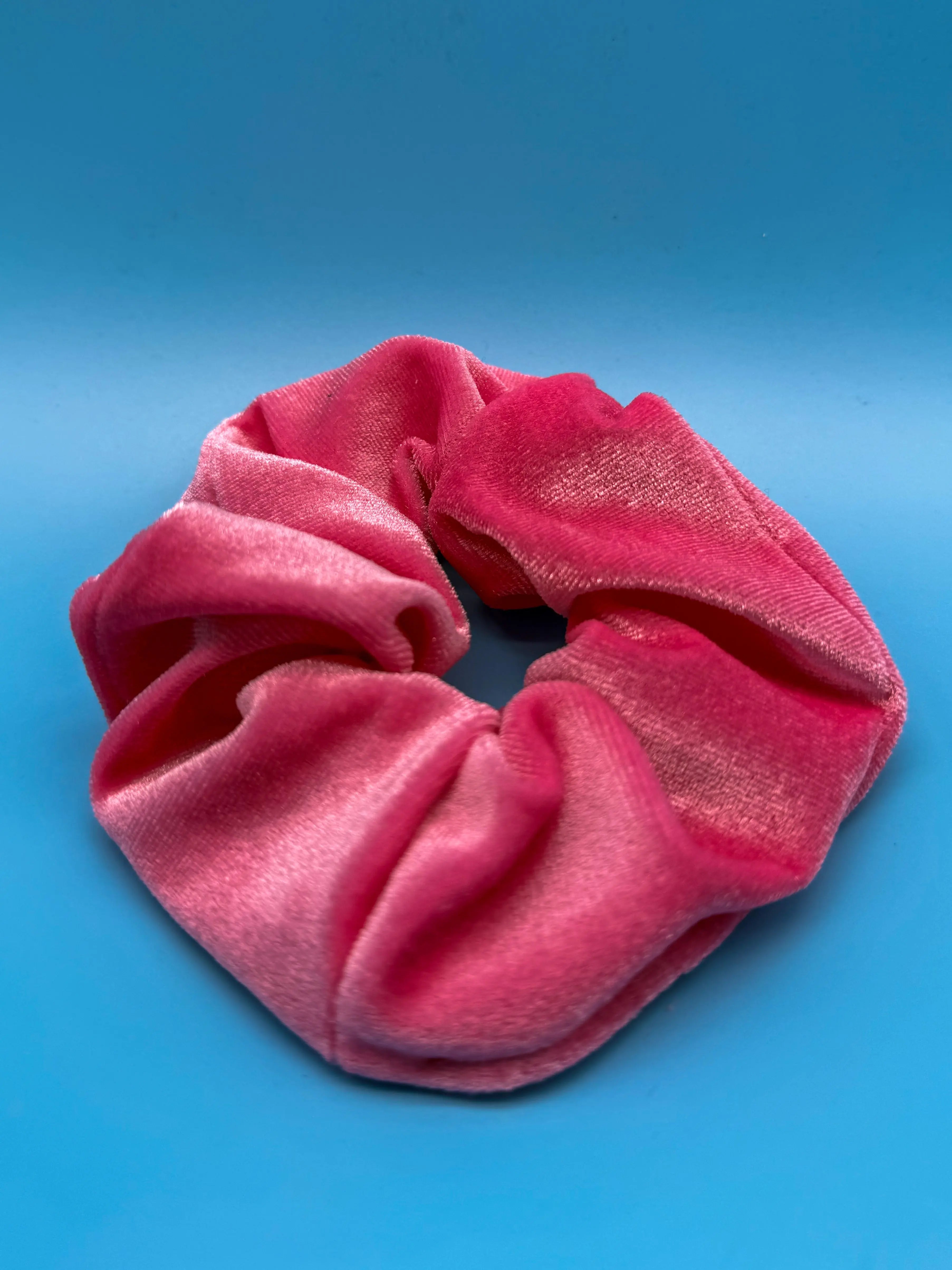 Samtiges Scrunchie Neon Pink - Luxuriöser Haargummi in leuchtender Signalfarbe Mein Shop