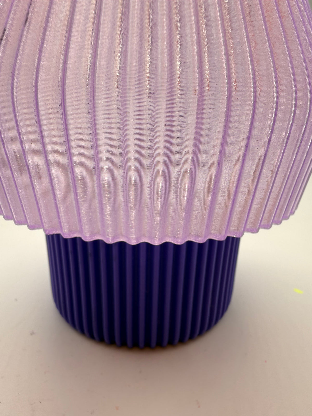 LED-Teelicht-Lampe – lila Schirm und lila Fuß