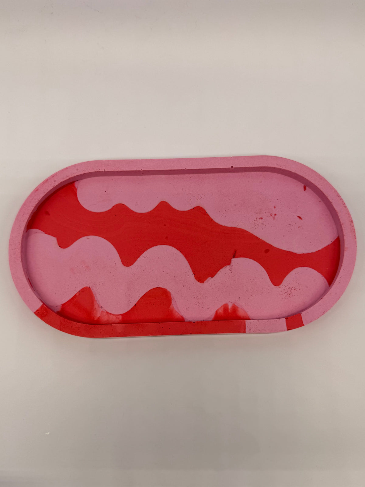 Jesmonite Ablage oval – Rosa Rot Wellen