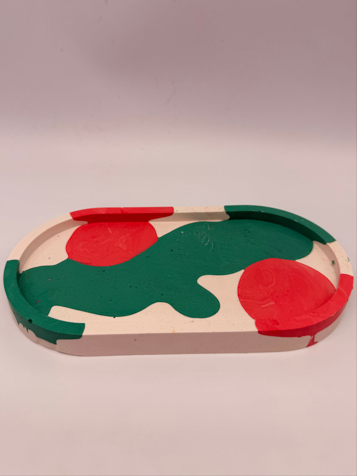 Ovale Ablage in Weiß mit roten und grünen Flecken aus dem Geschenkset Weihnachten