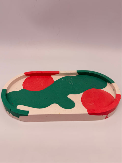 Ovale Ablage in Weiß mit roten und grünen Flecken aus dem Geschenkset Weihnachten