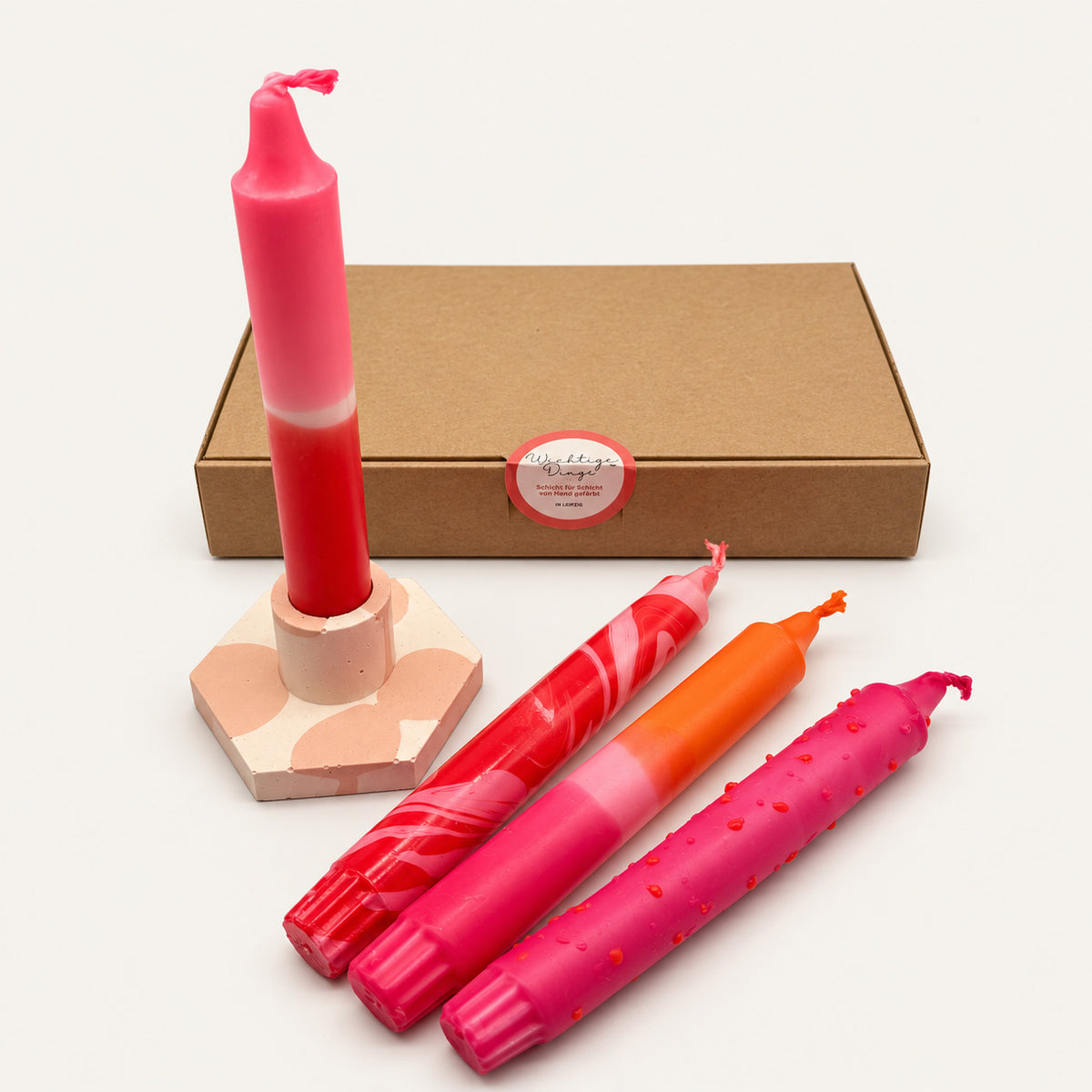 Geschenkset Pink Crush mit Stabkerzen – Basis-Set vor geschlossener Geschenkbox