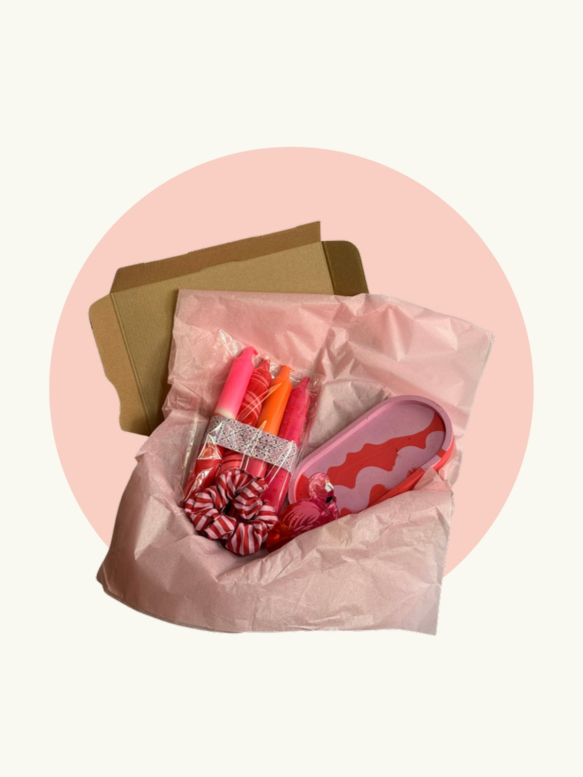 Geschenkset Für die beste Freundin in Geschenkbox: Dip Dye Stabkerzen in Pink und Rot, Ablage und Scrunchie