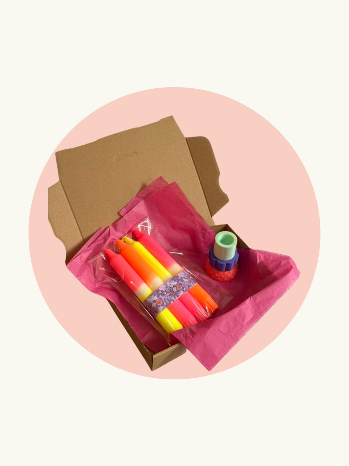 Geschenkset Dopamin-Kick in Geschenkbox: Neon Dip Dye Stabkerzen und 3D-Kerzenständer Flower Pop