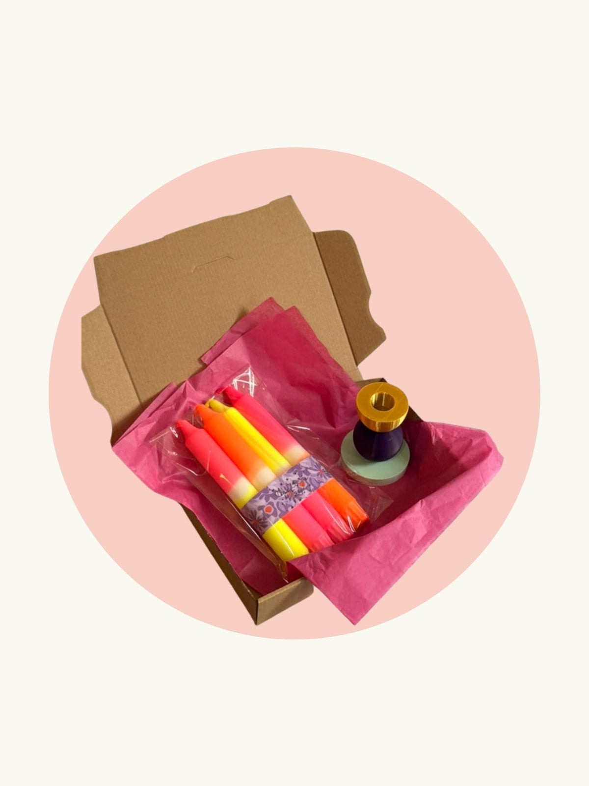 Geschenkset Dopamin-Kick in Geschenkbox: Neon Dip Dye Stabkerzen und 3D-Kerzenständer Golden Hour
