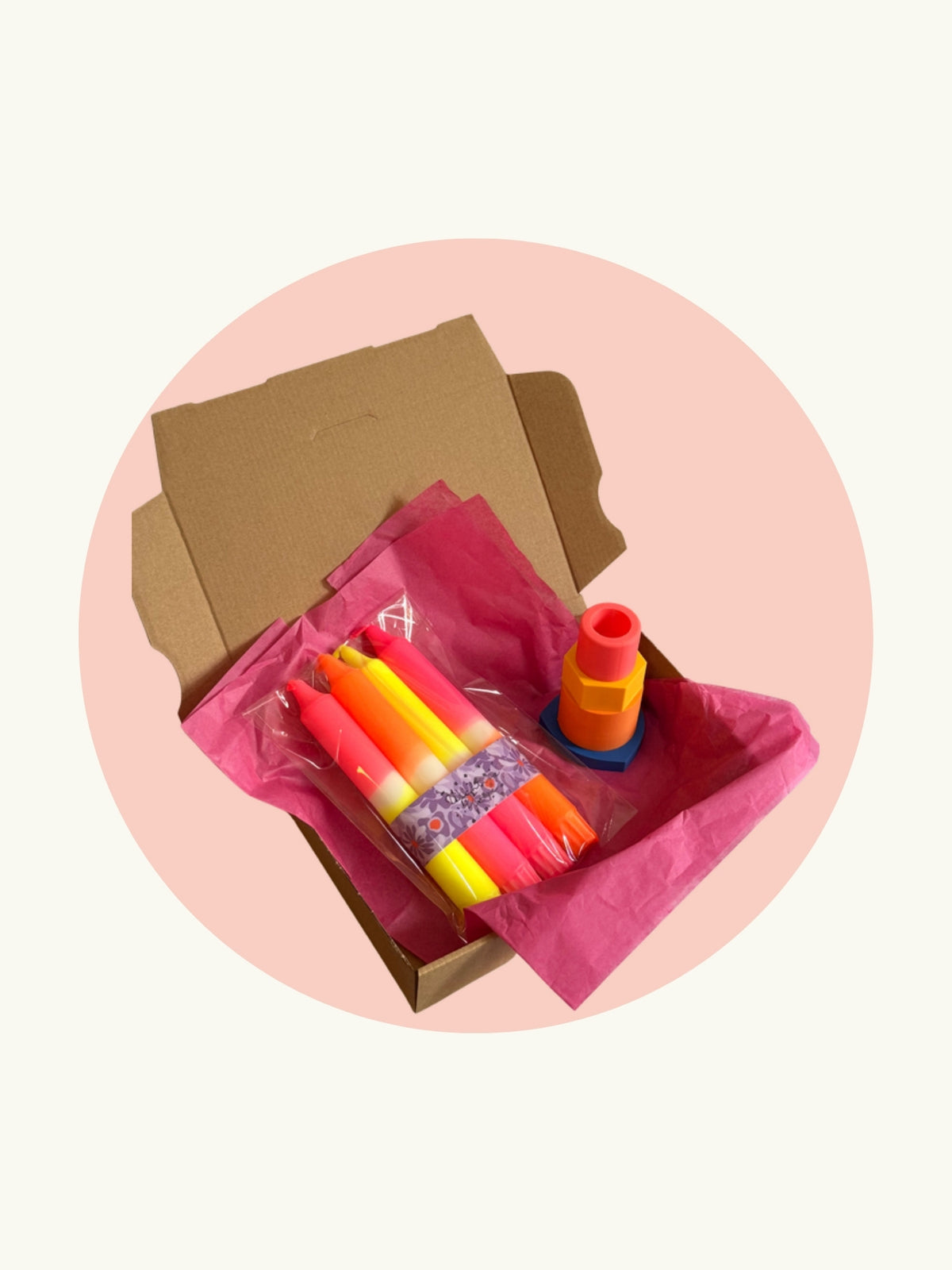 Geschenkset Dopamin-Kick in Geschenkbox: Neon Dip Dye Stabkerzen und 3D-Kerzenständer Nut & Bolt