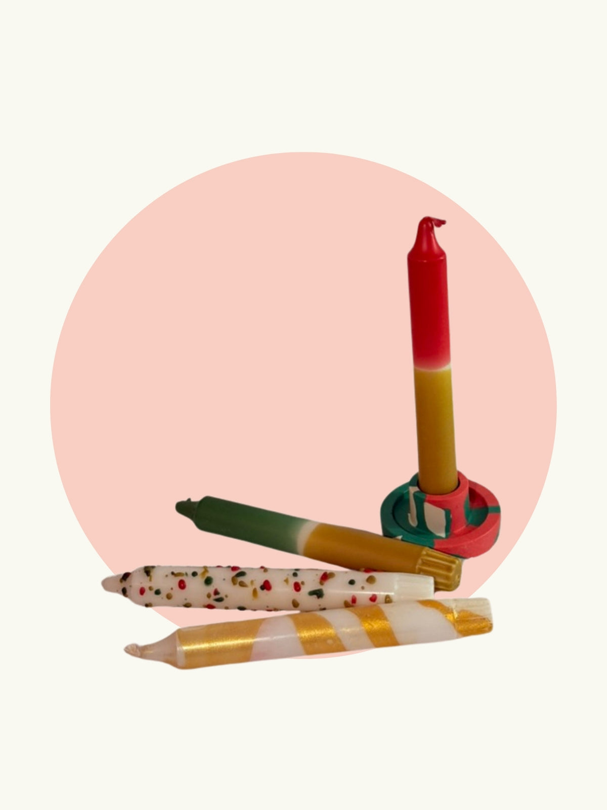 Dip Dye Stabkerzen in Rot, Grün und Gold mit Kerzenständer aus dem Geschenkset Weihnachten