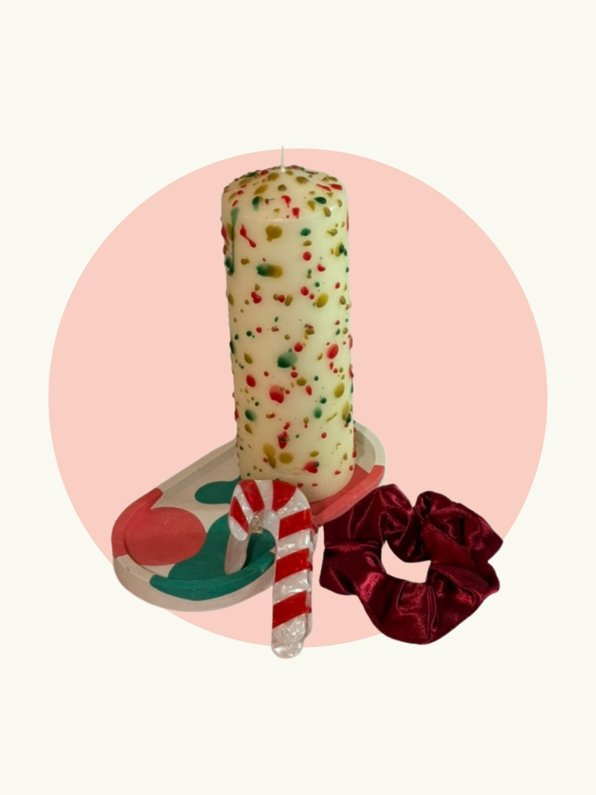 Inhalt Geschenkset Weihnachten: Stumpenkerze mit bunten Sprenkeln, Ablage, Haarklammer Zuckerstange und Scrunchie