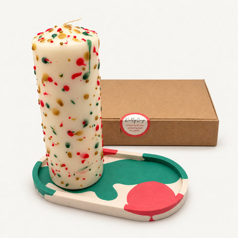 Geschenkset Weihnachtstisch: Dip-Dye-Stumpenkerze Christmas Confetti auf Ablage vor der Geschenkbox