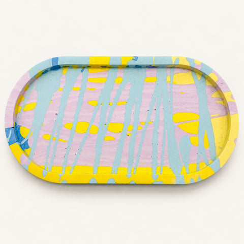 Jesmonite Ablage oval – Gelb Lila Blau Splash – freigestelltes Produktfoto 1