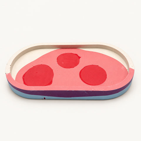 Jesmonite Ablage oval – Rosa mit roten Punkten – freigestelltes Produktfoto 1