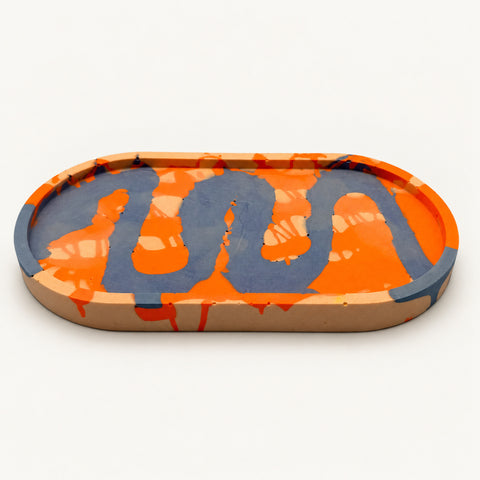 Jesmonite Ablage oval – Splatter Blaue Schlange – freigestelltes Produktfoto 1
