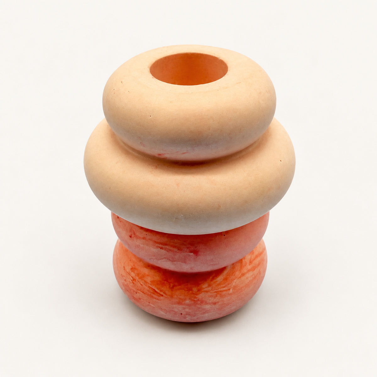 Jesmonite Kerzenständer Bubbleform – Rosa und Rot – Ansicht 1 auf warmweißem Hintergrund