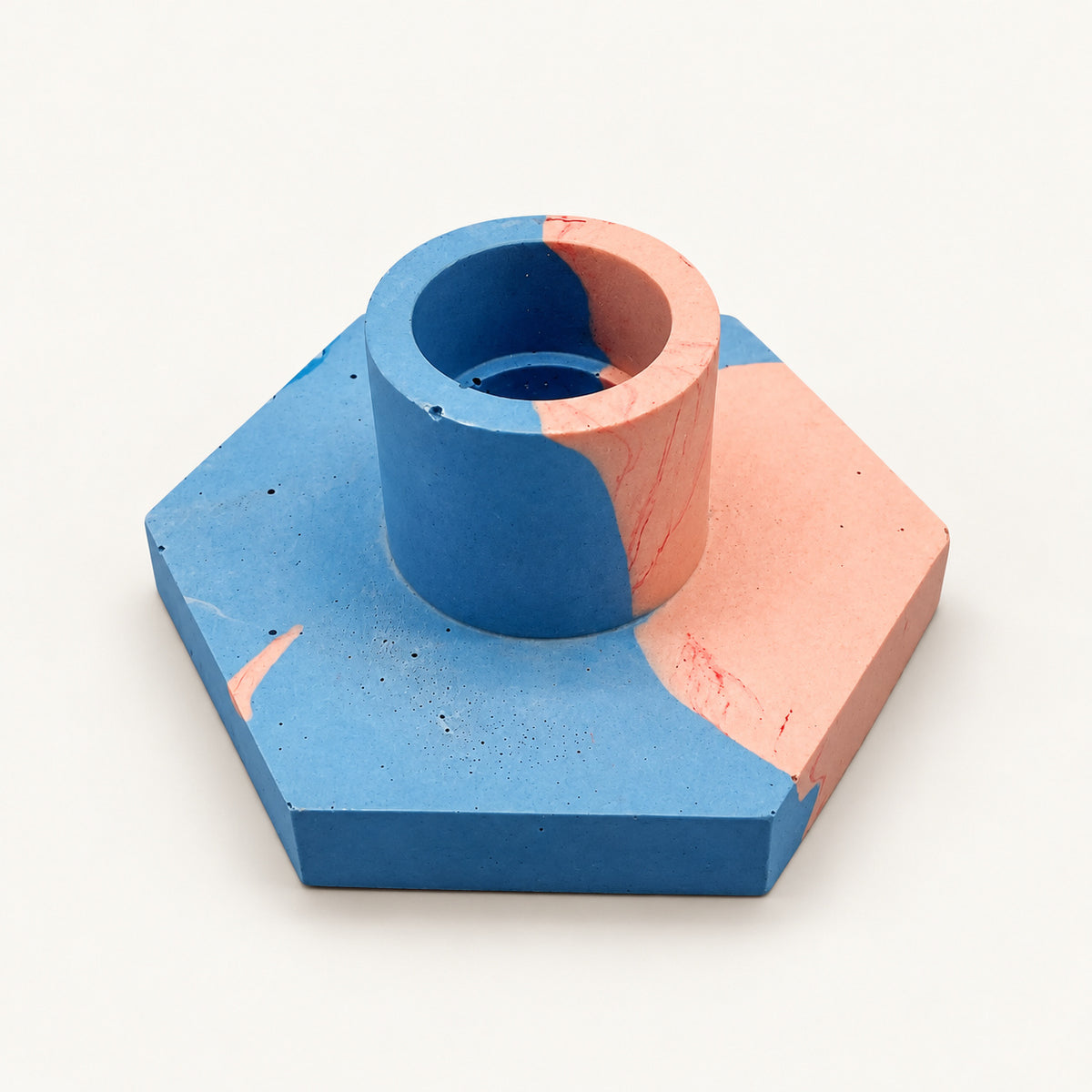 Jesmonite Kerzenständer Hexagon – Blau und Rosa – Ansicht 1 auf warmweißem Hintergrund