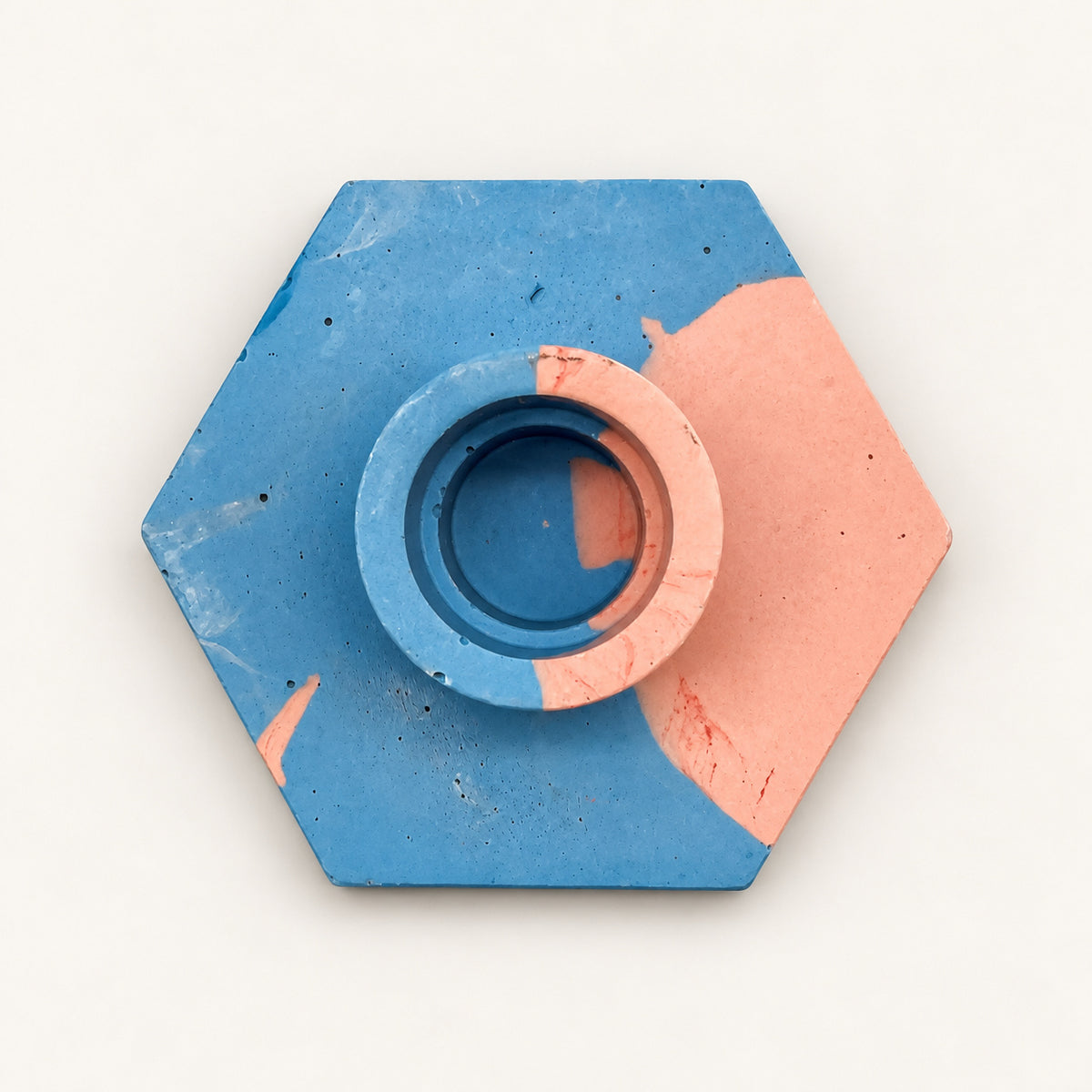 Jesmonite Kerzenständer Hexagon – Blau und Rosa – Ansicht 2 auf warmweißem Hintergrund