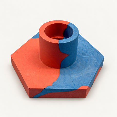 Jesmonite Kerzenständer Hexagon – Knalliges Rot und Blau – Ansicht 1 auf warmweißem Hintergrund