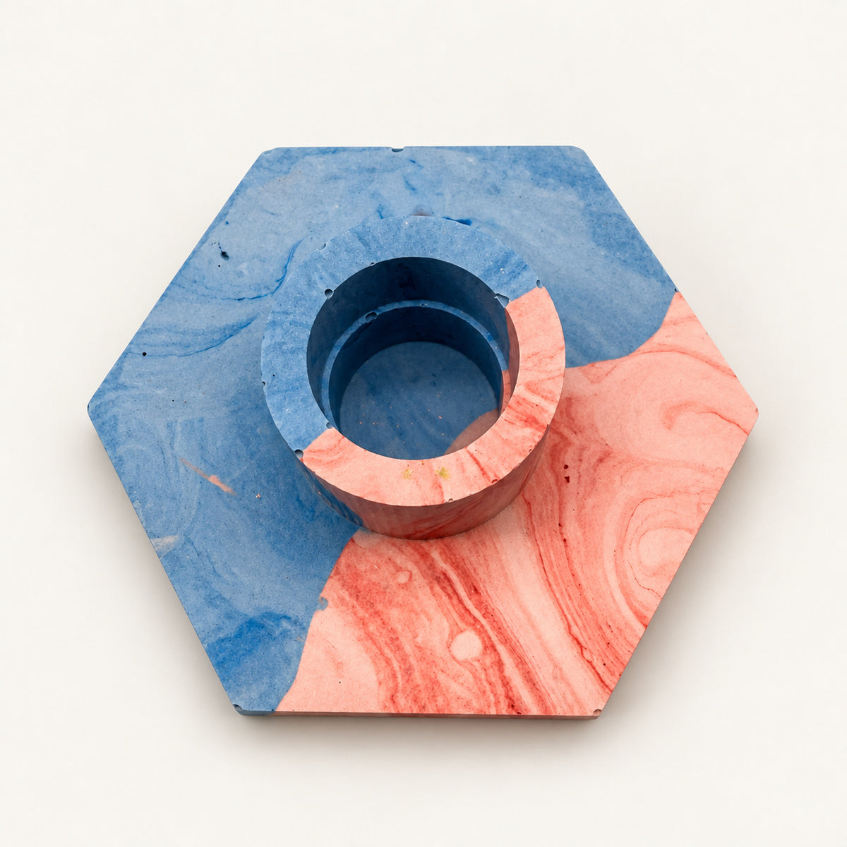 Jesmonite Kerzenständer Hexagon – Marmoriertes Rot und Blau – Ansicht 2 auf warmweißem Hintergrund