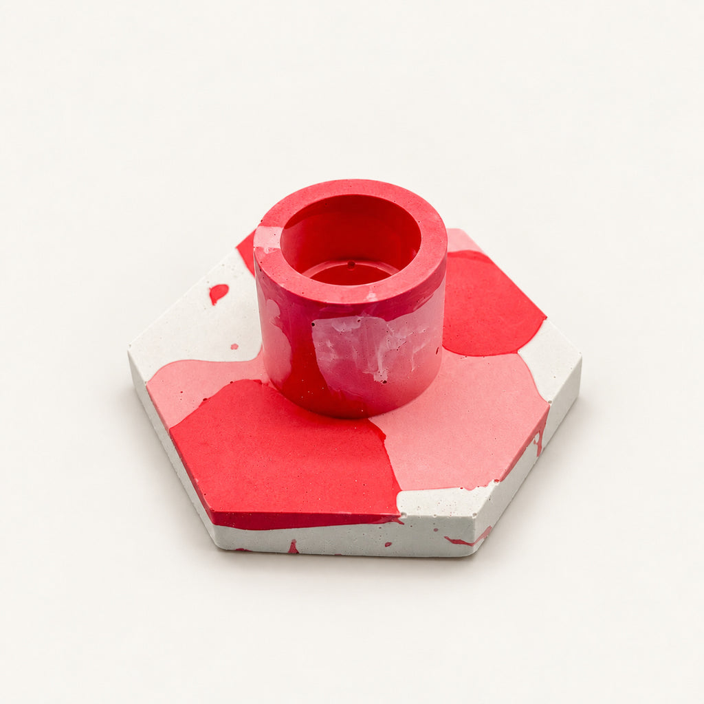 Jesmonite Kerzenständer Hexagon – Rot und Rosa – Ansicht 1 auf warmweißem Hintergrund
