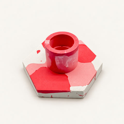 Jesmonite Kerzenständer Hexagon – Rot und Rosa – Ansicht 1 auf warmweißem Hintergrund