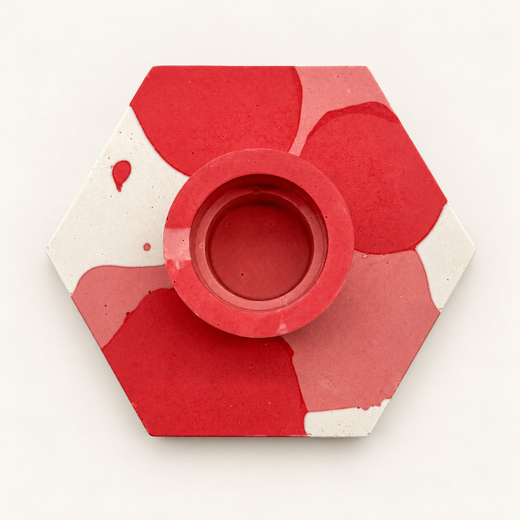 Jesmonite Kerzenständer Hexagon – Rot und Rosa – Ansicht 2 auf warmweißem Hintergrund