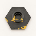 Jesmonite Kerzenständer Hexagon – Schwarz und Gelb – Ansicht 2 auf warmweißem Hintergrund