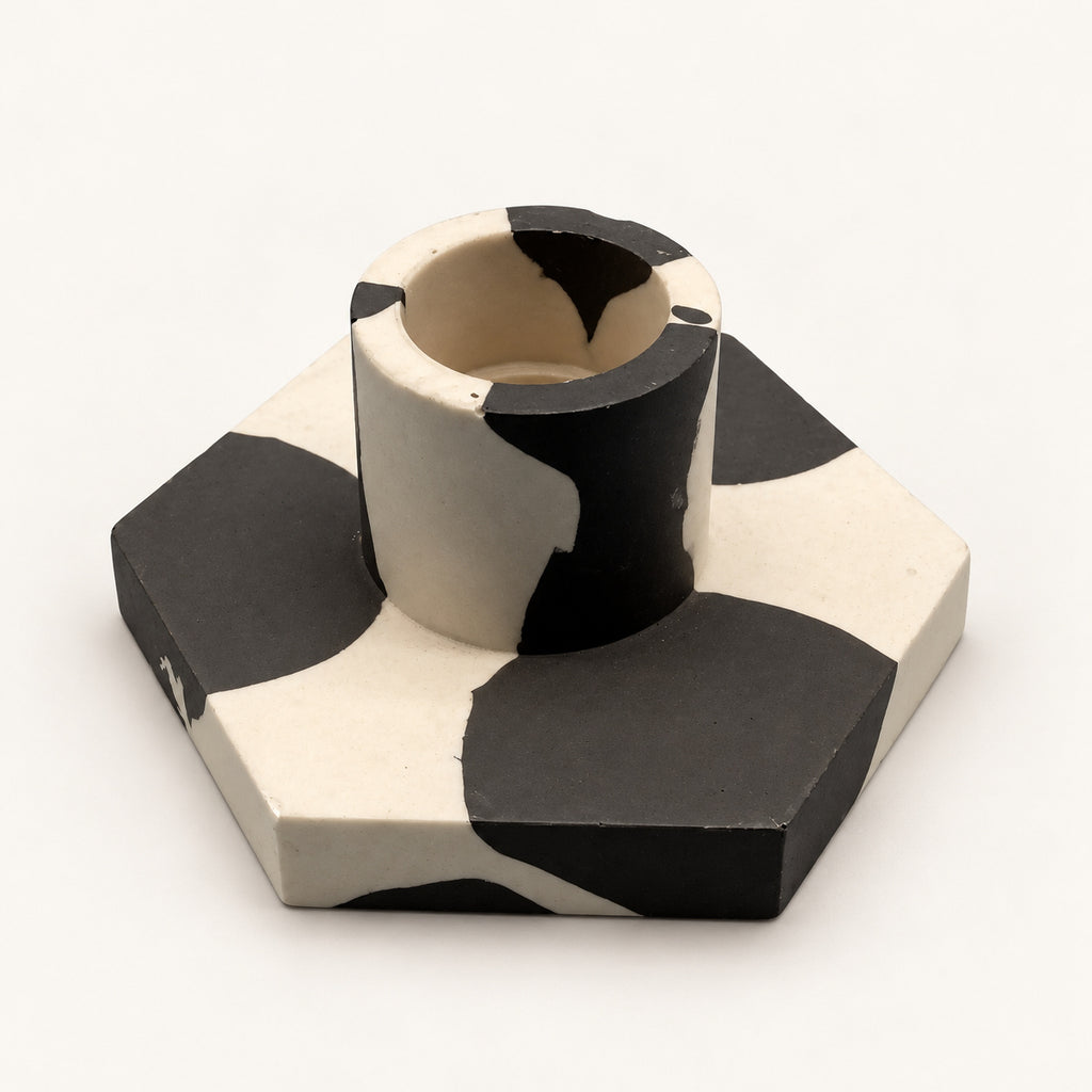 Jesmonite Kerzenständer Hexagon – Schwarz-weiße Kuhflecken – Ansicht 1 auf warmweißem Hintergrund