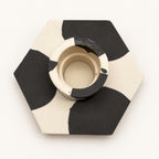 Jesmonite Kerzenständer Hexagon – Schwarz-weiße Kuhflecken – Ansicht 2 auf warmweißem Hintergrund