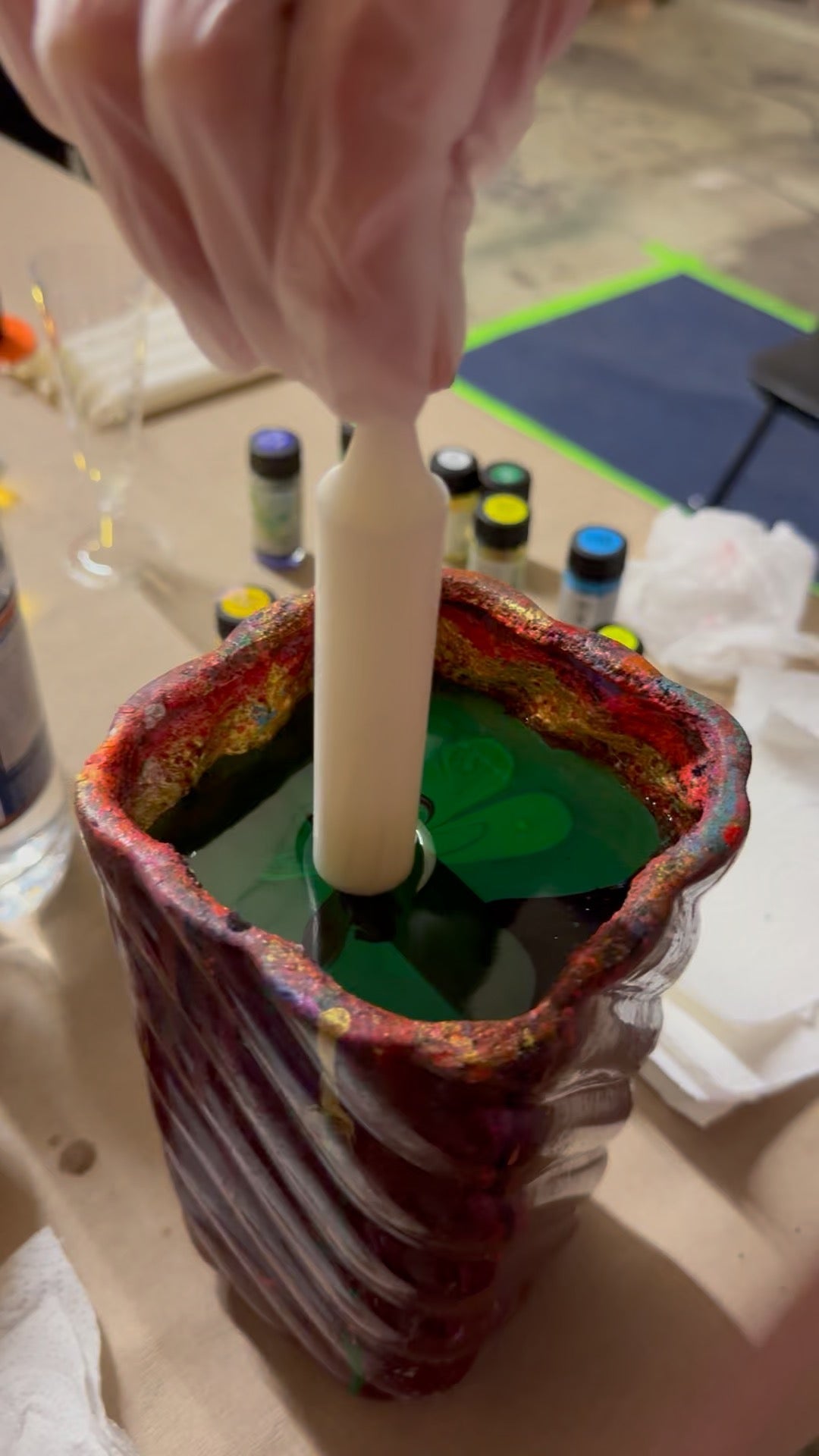 Gutschein Kerzen-Workshop: Kerze wird ins Marmorierbad getaucht