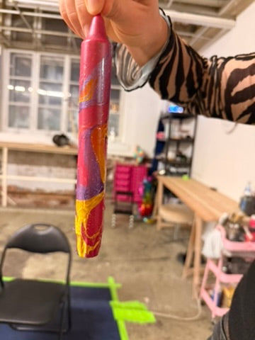 Kerzen-Workshop: marmorierte Kerze in Pink, Orange und Gold in der alten Fabrikhalle