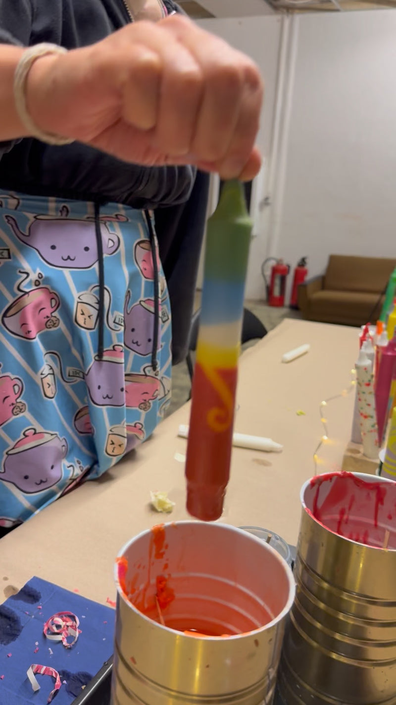 Kerzen-Workshop: frisch gedippte Kerze in Grün, Blau, Gelb und Rot