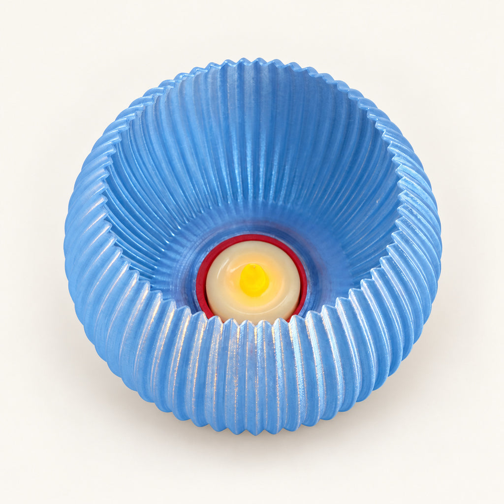 3D-Druck LED-Teelicht-Lampe – Blauer runder Schirm & roter Fuß – Produktfoto 2 · neutraler Hintergrund