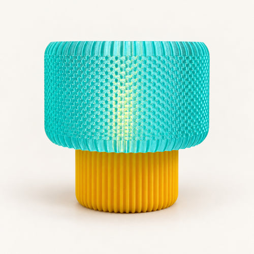 3D-Druck LED-Teelicht-Lampe – Grüner Schalenschirm & gelber Fuß – Produktfoto 1 · neutraler Hintergrund