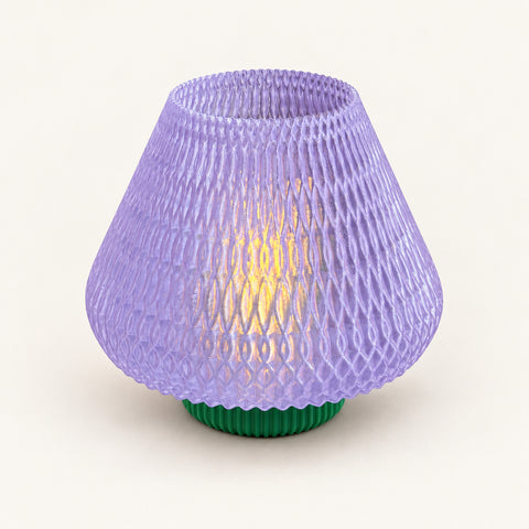 3D-Druck LED-Teelicht-Lampe – Lila spitzer Schirm & grüner Fuß – Produktfoto 1 · neutraler Hintergrund