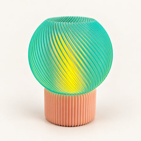 3D-Druck LED-Teelicht-Lampe – Türkiser Schirm & Apricot Fuß – Produktfoto 1 · neutraler Hintergrund