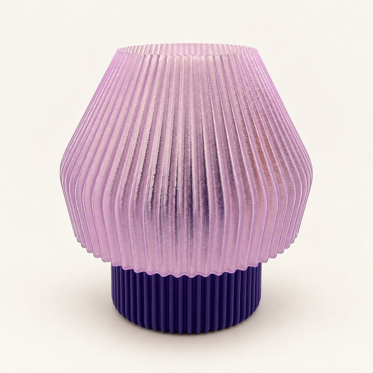 3D-Druck LED-Teelicht-Lampe – Lila Schirm & lila Fuß – Produktfoto 3 · neutraler Hintergrund