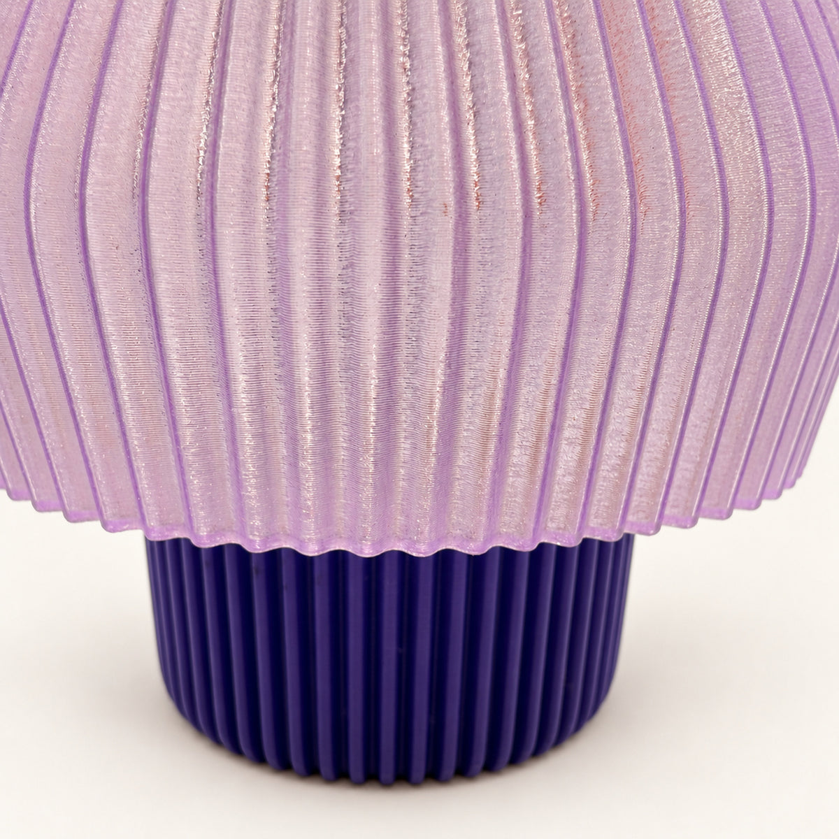 3D-Druck LED-Teelicht-Lampe – Lila Schirm & lila Fuß – Produktfoto 4 · neutraler Hintergrund