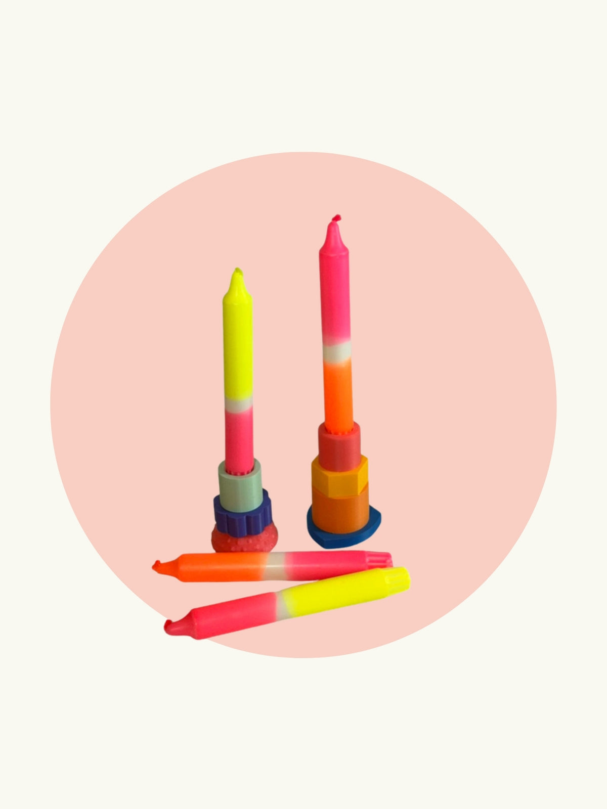 Neon Dip Dye Stabkerzen in Gelb, Pink und Orange in bunten 3D-Kerzenständern