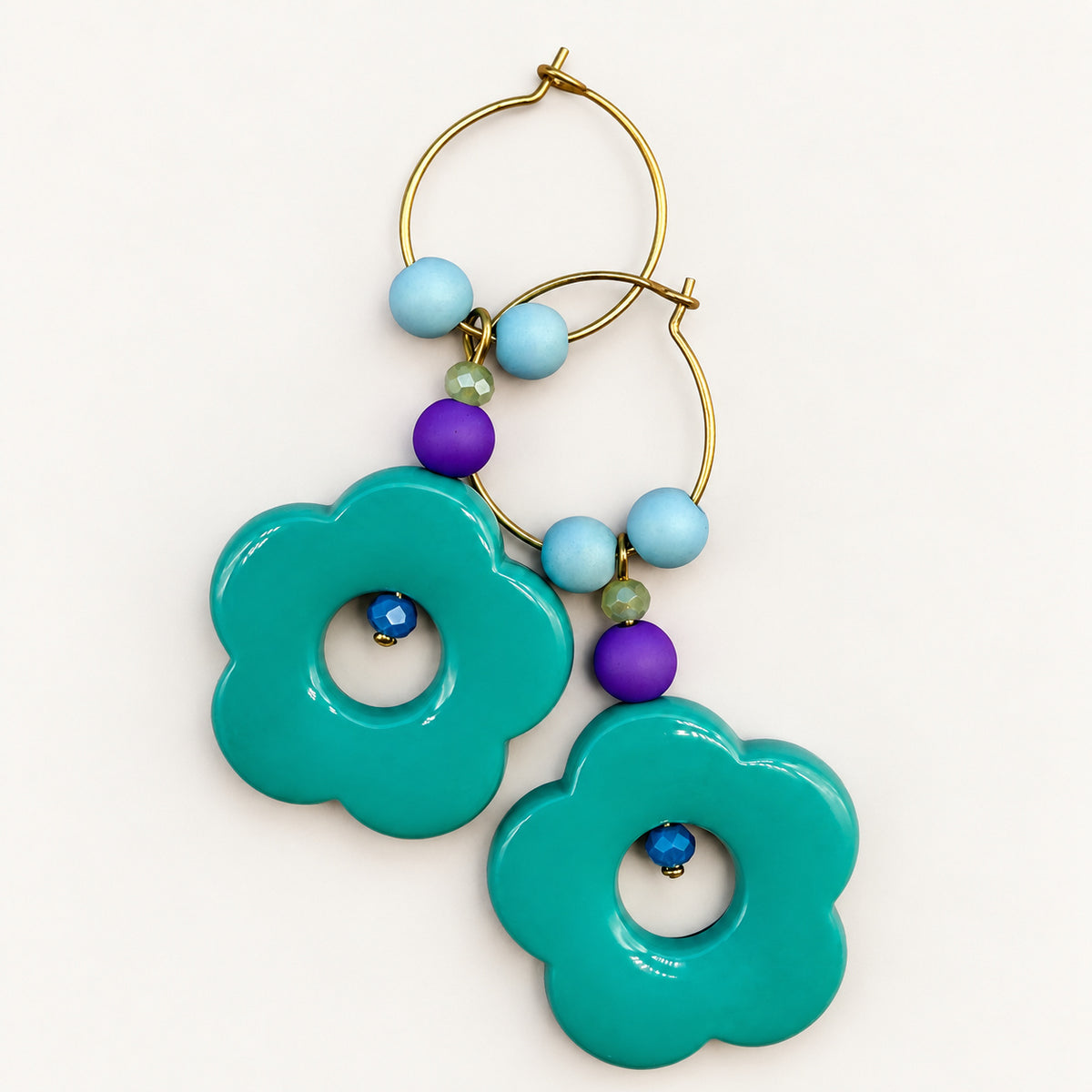 Ohrring mit großer Blume und Perlen – Ohrringpaar · Ansicht 2 · neutraler Hintergrund