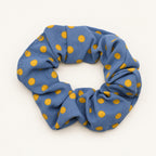 Scrunchie – Blau mit gelben Punkten – Ansicht 1 · freigestellt auf neutralem Hintergrund