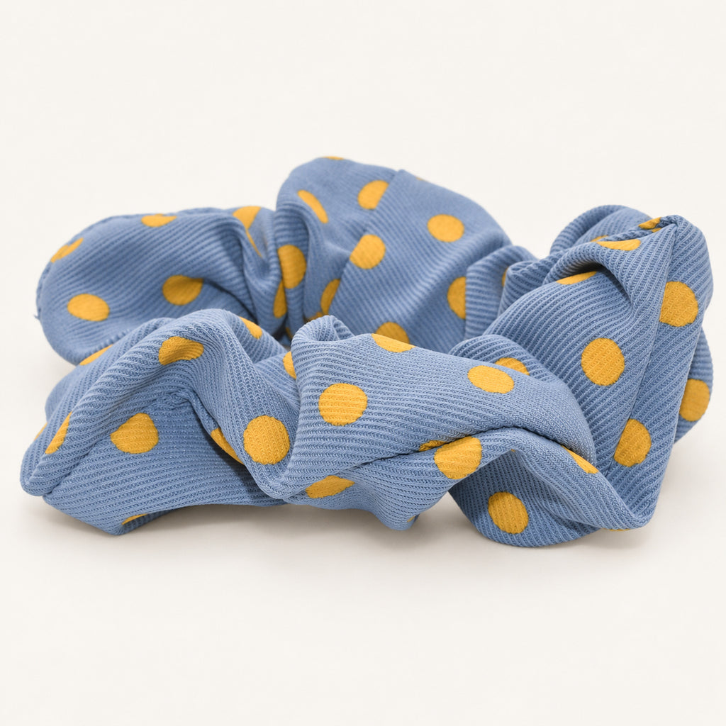 Scrunchie – Blau mit gelben Punkten – Ansicht 2 · freigestellt auf neutralem Hintergrund