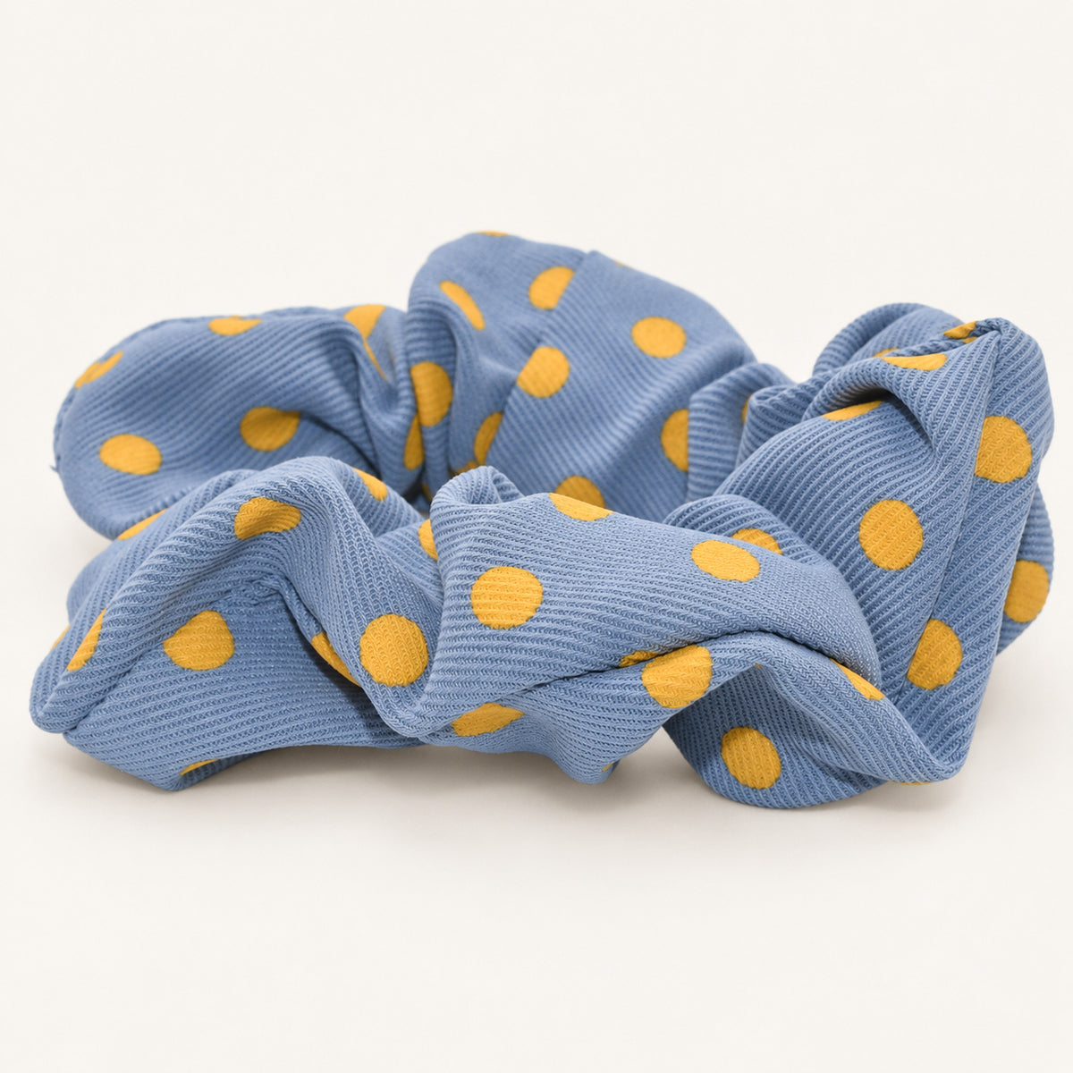 Scrunchie – Blau mit gelben Punkten – Ansicht 2 · freigestellt auf neutralem Hintergrund