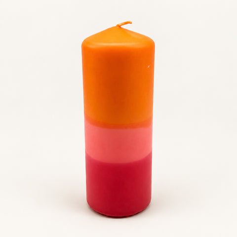 Dip Dye Stumpenkerze – Grapefruit Glow – einzelne Kerze · neutraler Hintergrund