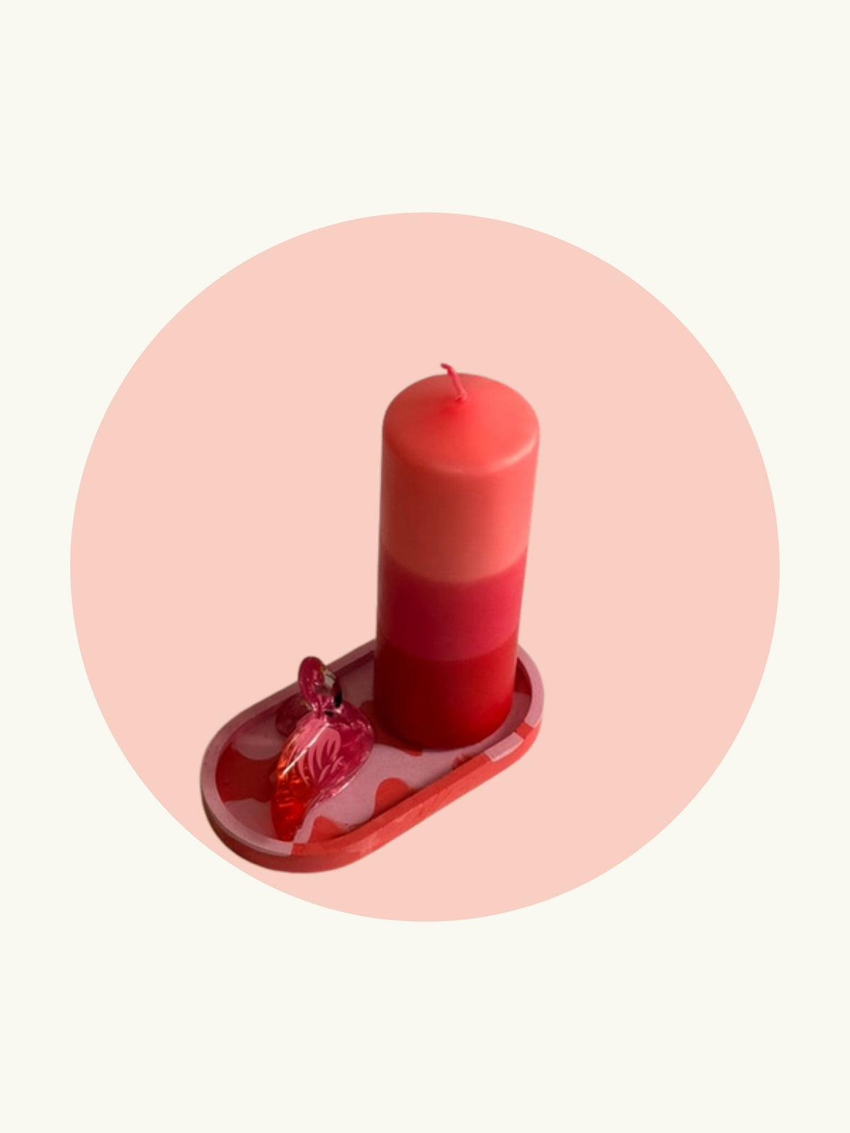 Dip Dye Stumpenkerze Raspberry Blush in Koralle, Pink und Rot auf Ablage mit Flamingo-Haarklammer aus dem Geschenkset Für die beste Freundin