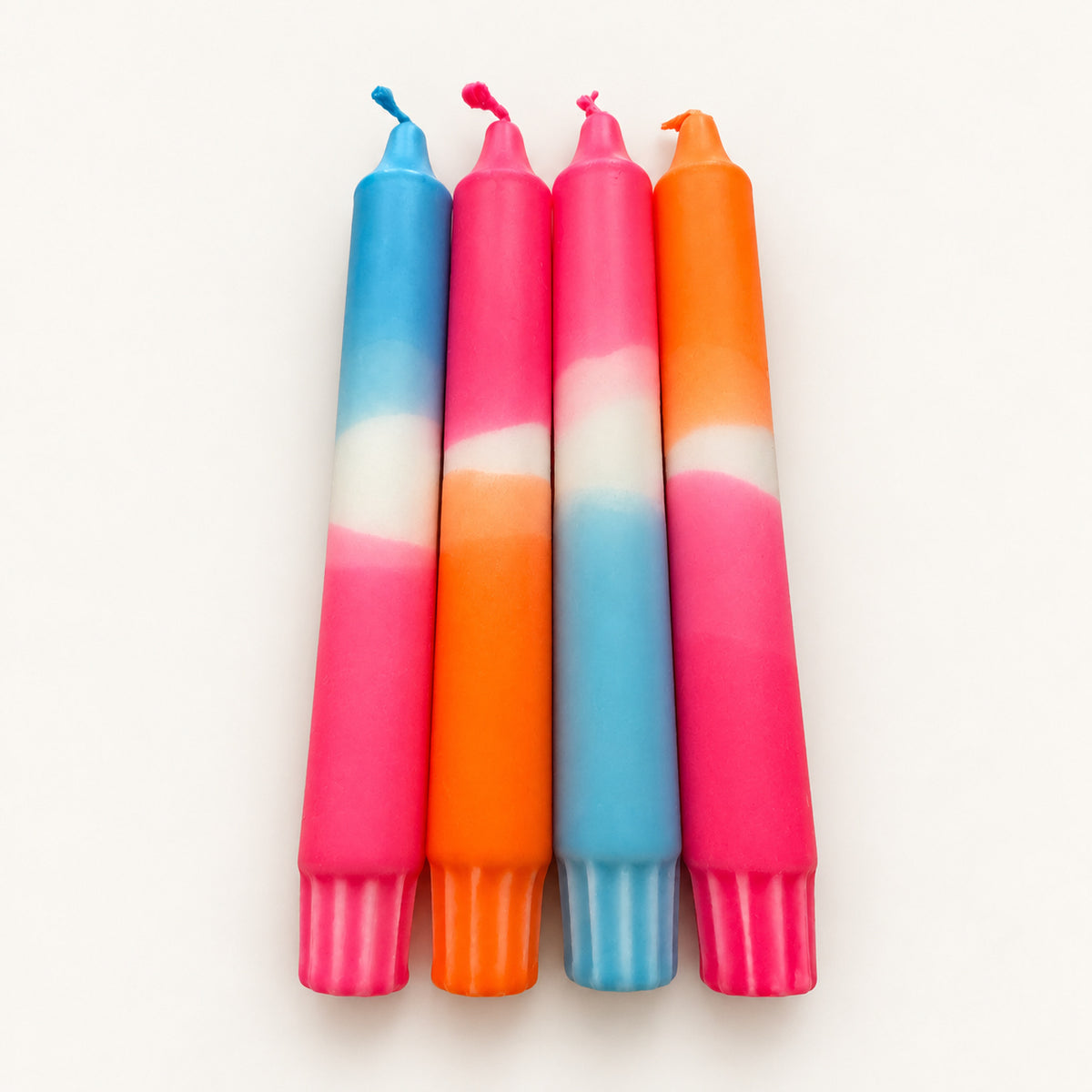 Berry Candyshop – weitere Produktansicht der handgefärbten Dip Dye Kerzen auf warmweißem Hintergrund