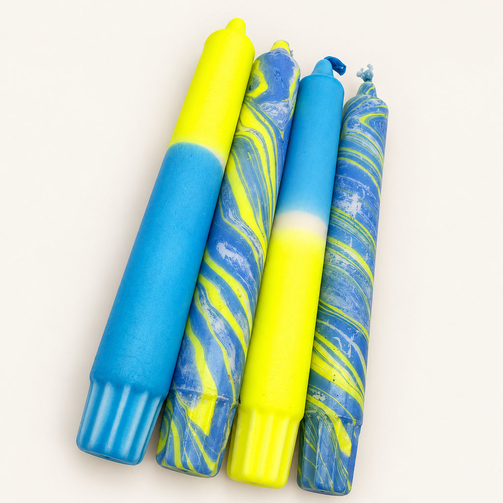 Blue Lemon Twist – Detailaufnahme der blauen und gelben Kerzen auf neutralem Hintergrund