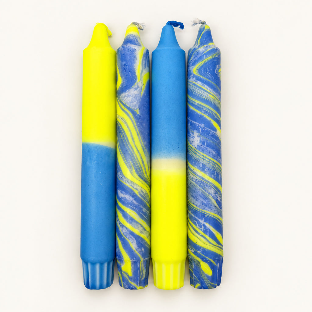 Blue Lemon Twist – vier Kerzen in Neon Gelb und Blau mit blau-gelben Marmorierungen auf neutralem Hintergrund